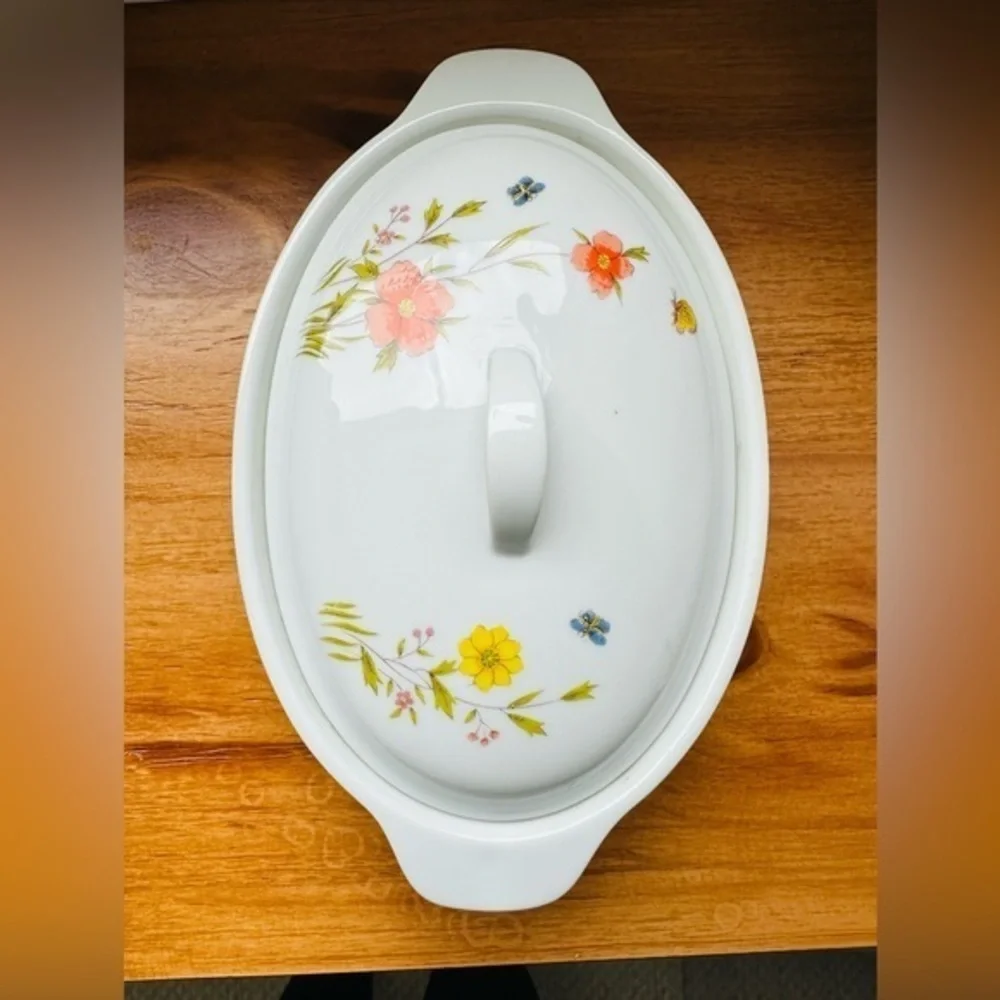 Country Flowers 🌺 & butterflies‎ 🦋 By Andrea Covered Dish #9230 Good Condition